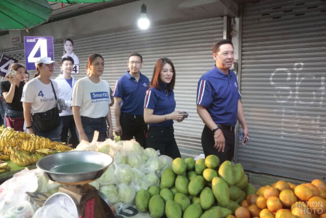 "พุทธิพงษ์ - มาดามเดียร์" ลงพื้นที่ย่านตลาดราชวัตร  ชูสโลแกน #ธนิกานต์เข้าถึงพึ่งได้