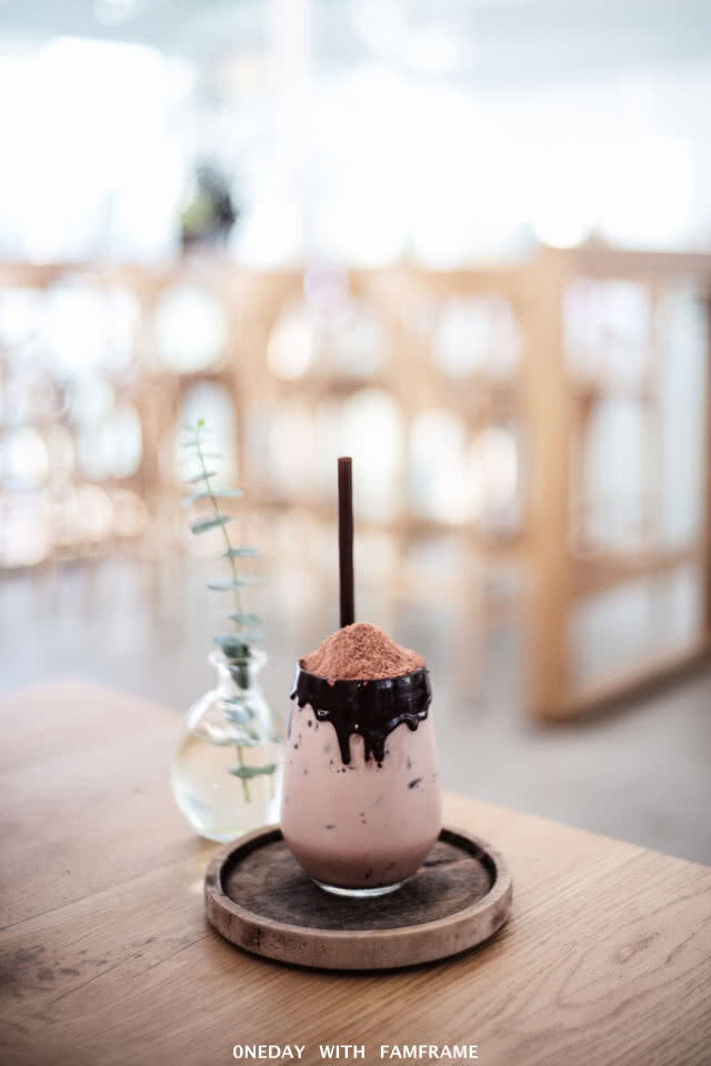 คาเฟ่ชิลๆ กับมุมถ่ายรูปสวยๆ "The Baristro Sriracha"