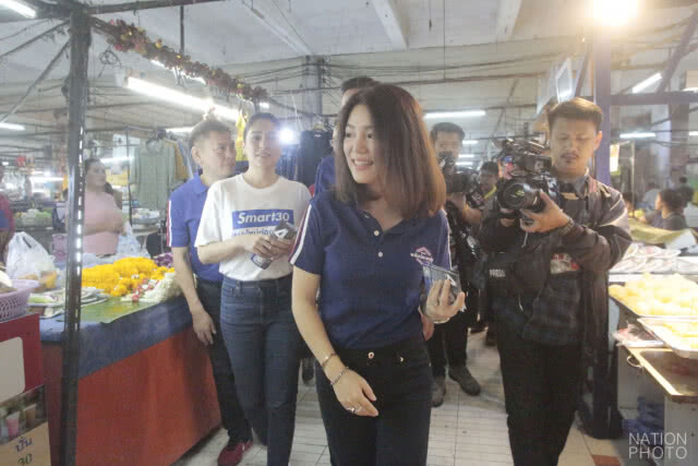 "พุทธิพงษ์ - มาดามเดียร์" ลงพื้นที่ย่านตลาดราชวัตร  ชูสโลแกน #ธนิกานต์เข้าถึงพึ่งได้
