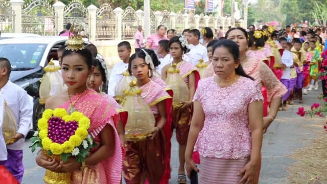 ประเพณีโบราณ!!! คู่รักจัดงานแต่งบนหลังเกวียน รับวันวาเลนไทน์