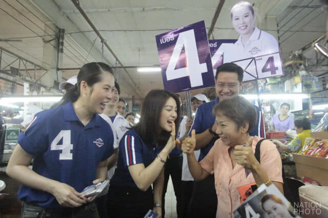 "พุทธิพงษ์ - มาดามเดียร์" ลงพื้นที่ย่านตลาดราชวัตร  ชูสโลแกน #ธนิกานต์เข้าถึงพึ่งได้