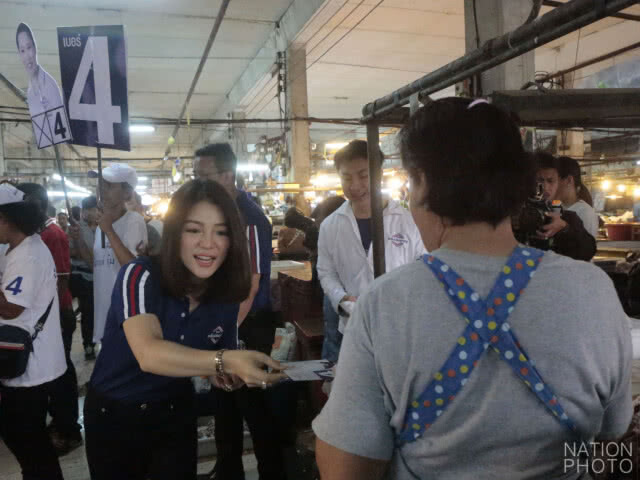 "พุทธิพงษ์ - มาดามเดียร์" ลงพื้นที่ย่านตลาดราชวัตร  ชูสโลแกน #ธนิกานต์เข้าถึงพึ่งได้