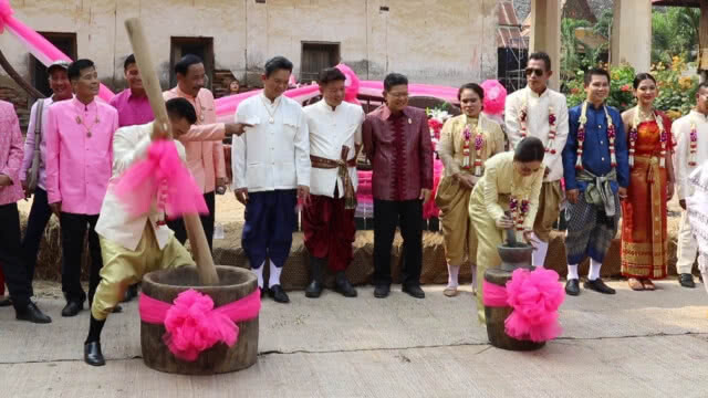 ประเพณีโบราณ!!! คู่รักจัดงานแต่งบนหลังเกวียน รับวันวาเลนไทน์