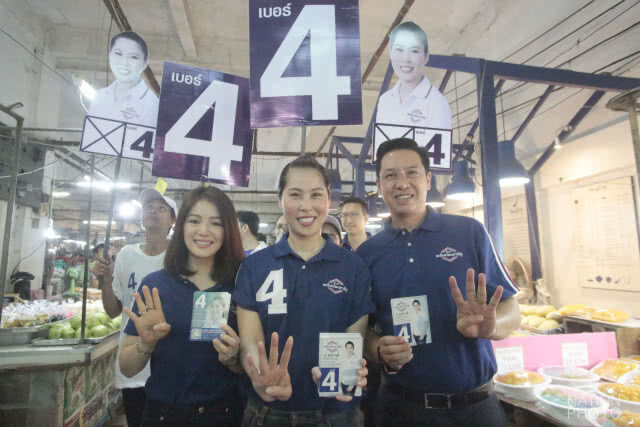 "พุทธิพงษ์ - มาดามเดียร์" ลงพื้นที่ย่านตลาดราชวัตร  ชูสโลแกน #ธนิกานต์เข้าถึงพึ่งได้