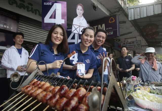 "พุทธิพงษ์ - มาดามเดียร์" ลงพื้นที่ย่านตลาดราชวัตร  ชูสโลแกน #ธนิกานต์เข้าถึงพึ่งได้