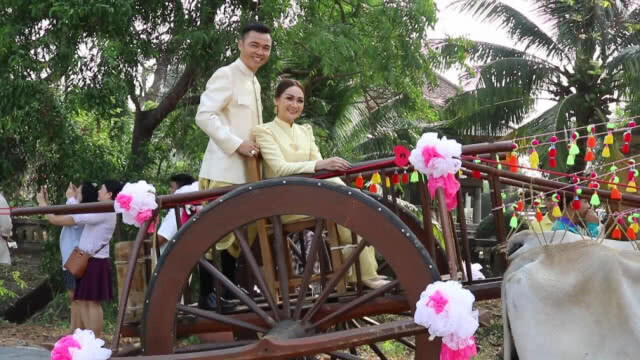 ประเพณีโบราณ!!! คู่รักจัดงานแต่งบนหลังเกวียน รับวันวาเลนไทน์