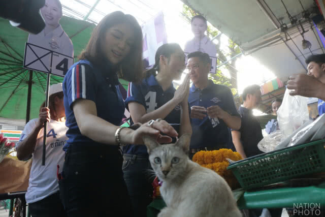"พุทธิพงษ์ - มาดามเดียร์" ลงพื้นที่ย่านตลาดราชวัตร  ชูสโลแกน #ธนิกานต์เข้าถึงพึ่งได้