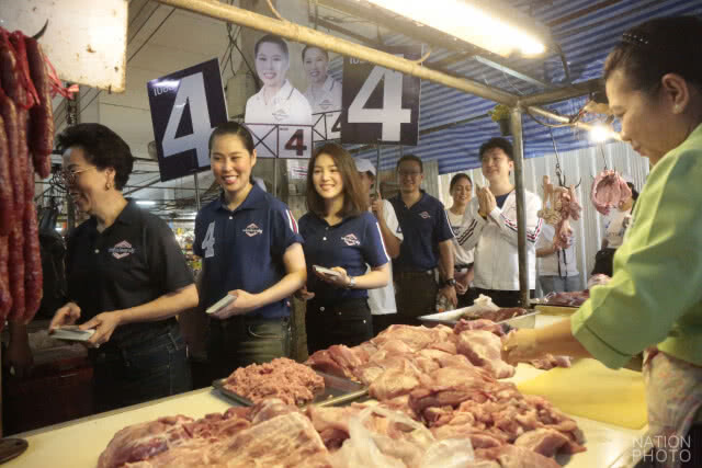 "พุทธิพงษ์ - มาดามเดียร์" ลงพื้นที่ย่านตลาดราชวัตร  ชูสโลแกน #ธนิกานต์เข้าถึงพึ่งได้