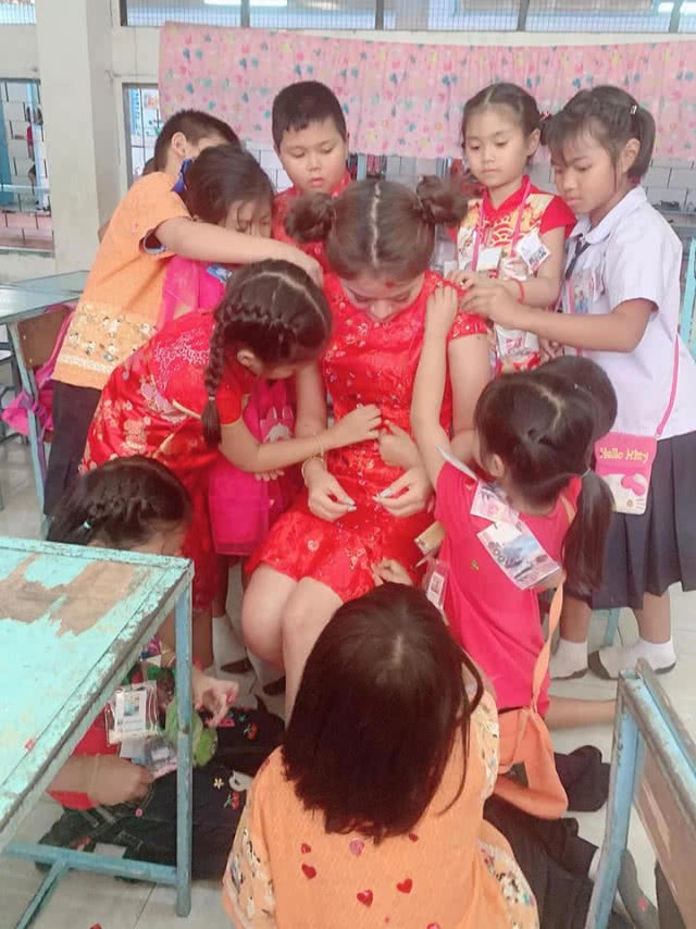 ครูสาว มิสวาเลนไทน์ ขวัญใจนักเรียน