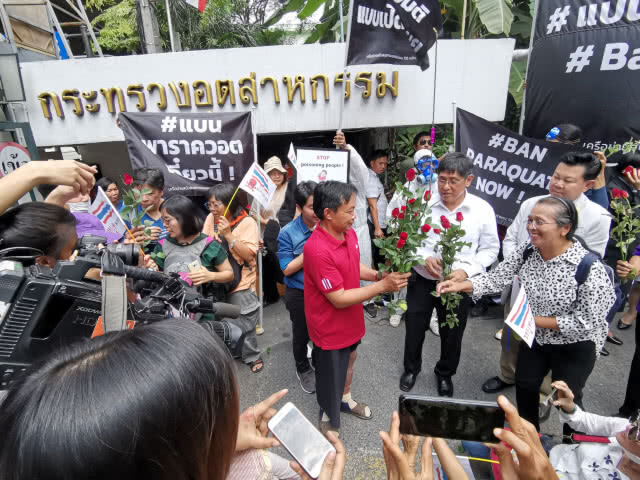 2 ม็อบหนุน-ต้าน​ "พาราควอต"​ รอลุ้นผล คกก.วัตถุอันตราย​