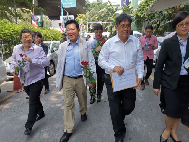 2 ม็อบหนุน-ต้าน​ "พาราควอต"​ รอลุ้นผล คกก.วัตถุอันตราย​