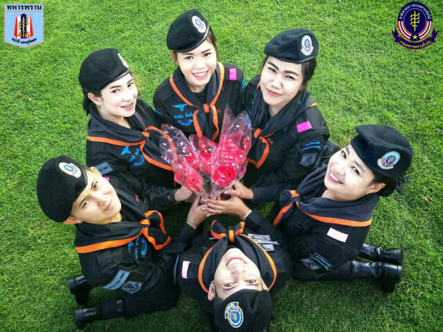 ทหารสาวชายแดนใต้ ส่งกุหลาบวาเลนไทน์  ถึงต่างที่มาแต่ใจเดียวกัน "รักประเทศไทย"