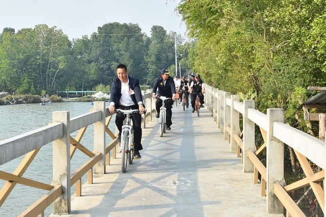 "ประยุทธ์" ชมการแก้ปัญหาน้ำทะเลกัดเซาะชายฝั่งบางขุนเทียน