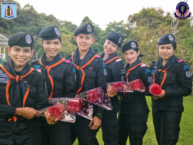 ทหารสาวชายแดนใต้ ส่งกุหลาบวาเลนไทน์  ถึงต่างที่มาแต่ใจเดียวกัน "รักประเทศไทย"