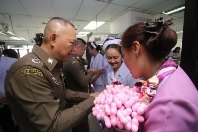 สตม.มอบอุปกรณ์การแพทย์ให้รพ.กลาง กว่า 5 ล้านบาท
