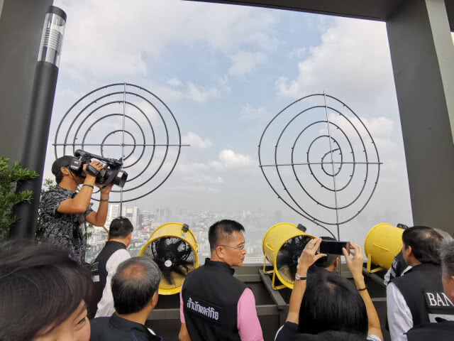 ลุยติดเครื่องพ่นละอองน้ำ​ดาดฟ้า​ 150 แห่งทั่วกรุง