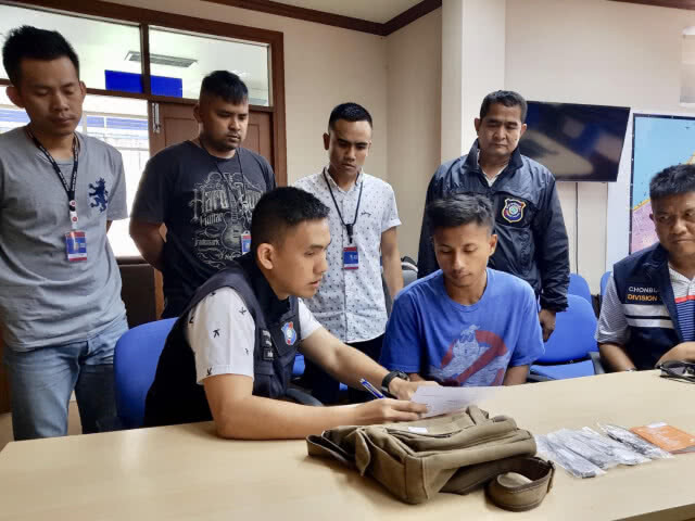 รวบพ่อค้านาฬิกาขู่ทำร้ายต่างชาติ รับฉุนถูกด่าบุพการี