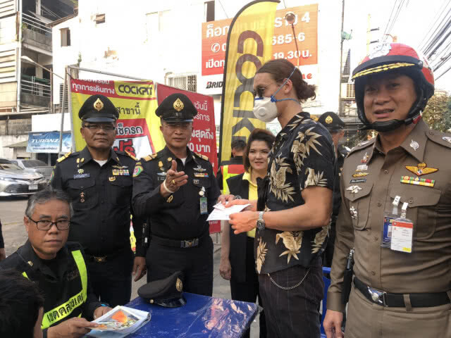 บก.จร.เข้มตรวจจับจยย.ขี่บนทางเท้า