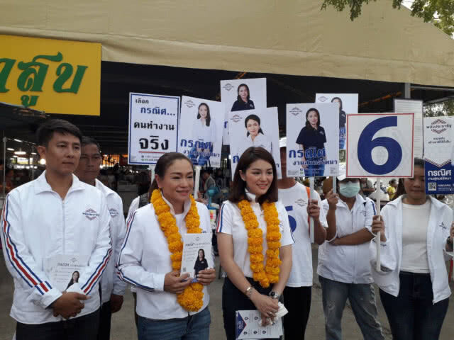 "มาดามเดียร์" นำทีมลงหาเสียงตลาดนัดโรงงานยาสูบ