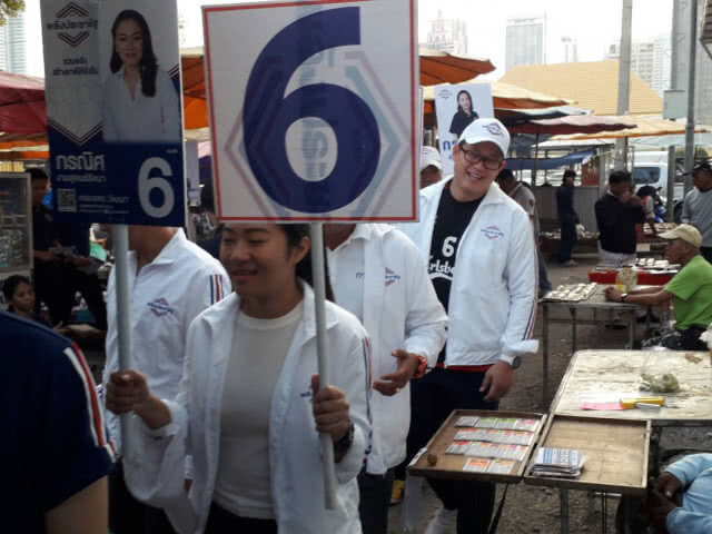 "มาดามเดียร์" นำทีมลงหาเสียงตลาดนัดโรงงานยาสูบ