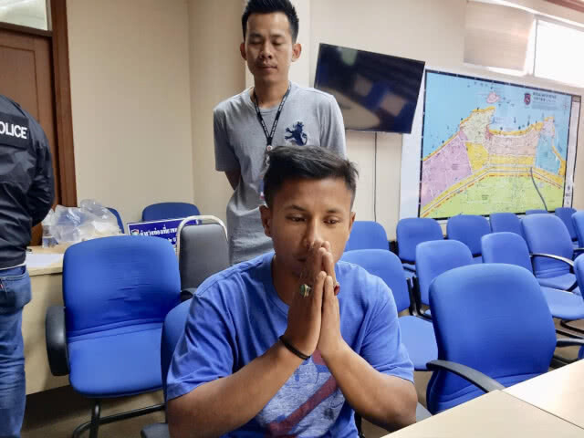 รวบพ่อค้านาฬิกาขู่ทำร้ายต่างชาติ รับฉุนถูกด่าบุพการี