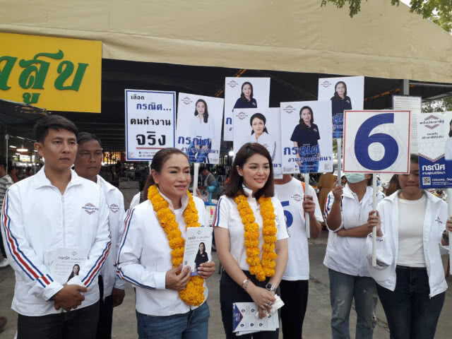 "มาดามเดียร์" นำทีมลงหาเสียงตลาดนัดโรงงานยาสูบ