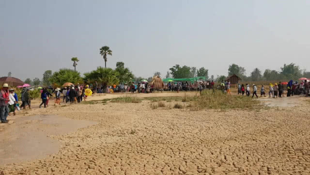 นักเสี่ยงโชคทุกสารทิศ แห่บวงสรวงบ่อโคลนลาวา