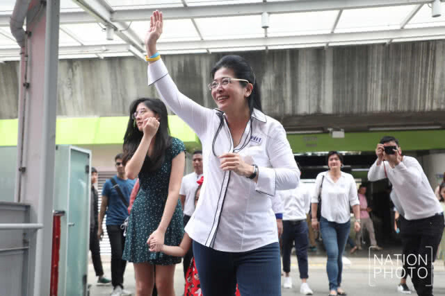 หญิงหน่อย ควงน้องจินนี่ - ครอบครัว ลงพื้นที่พบปะปชช. (ภาพชุด)