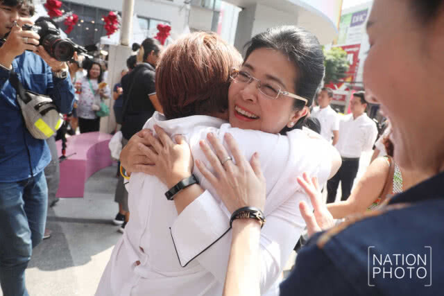 หญิงหน่อย ควงน้องจินนี่ - ครอบครัว ลงพื้นที่พบปะปชช. (ภาพชุด)