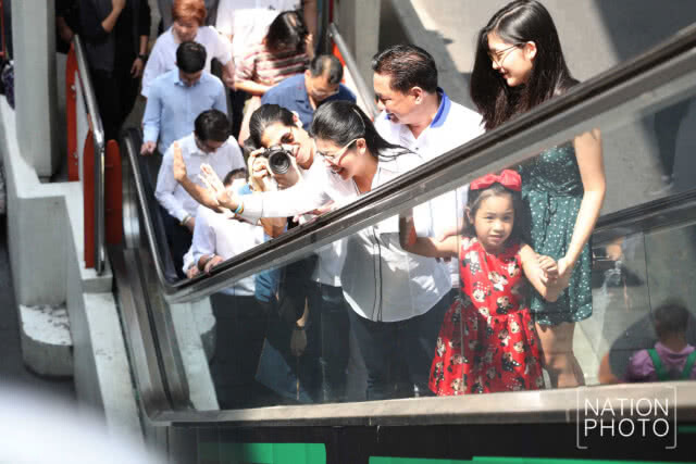 หญิงหน่อย ควงน้องจินนี่ - ครอบครัว ลงพื้นที่พบปะปชช. (ภาพชุด)