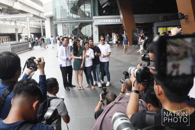 หญิงหน่อย ควงน้องจินนี่ - ครอบครัว ลงพื้นที่พบปะปชช. (ภาพชุด)