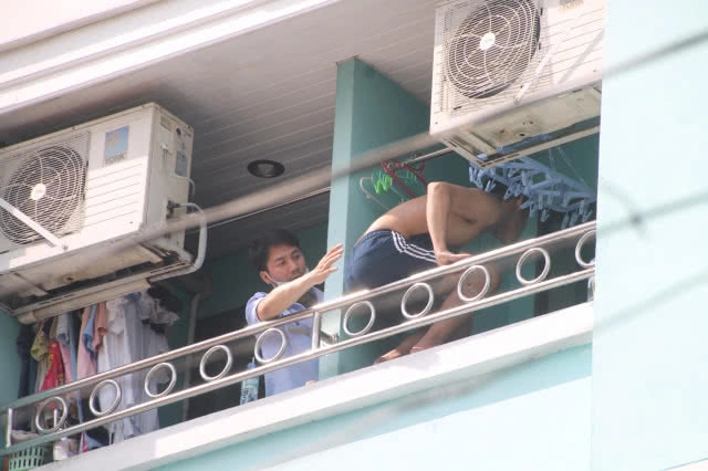 ระทึกชายคลั่งยืนเกาะระเบียงชั้น 4 ย่านหัวหมาก