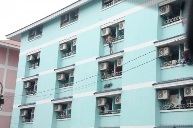 ระทึกชายคลั่งยืนเกาะระเบียงชั้น 4 ย่านหัวหมาก