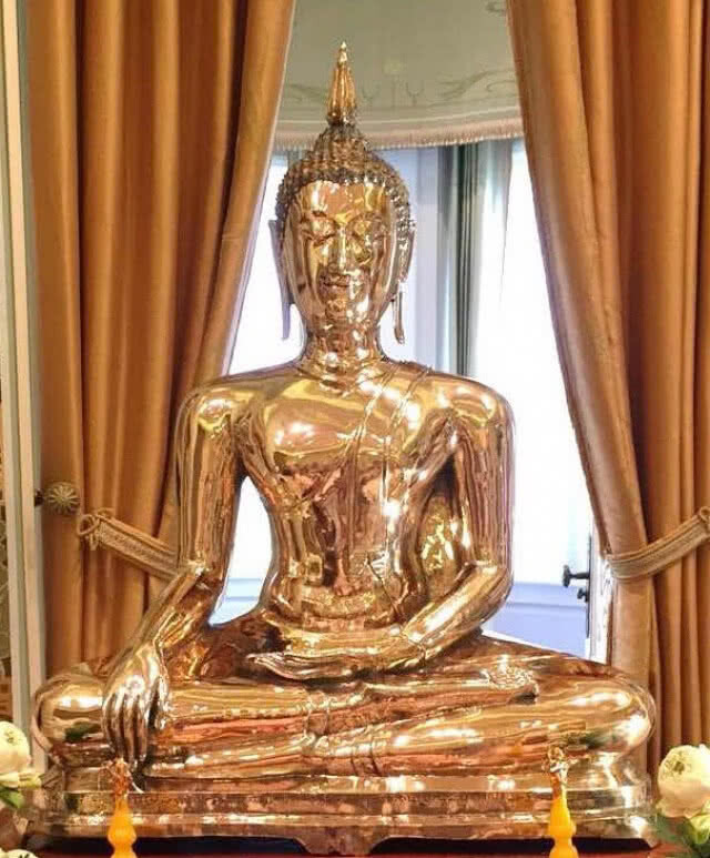 สมเด็จพระเจ้าอยู่หัว พระราชทานภาพวาดฝีพระหัตถ์พิมพ์บนปกหนังสือสวดมนต์ ในพิธีมหามงคล