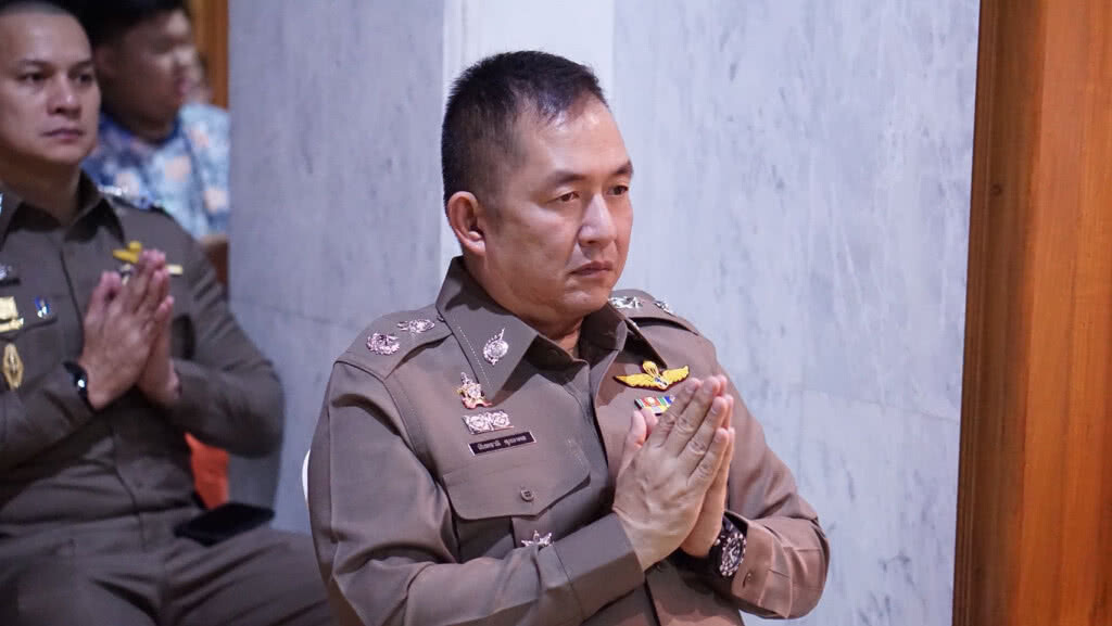 ผู้การเมืองชลนำตำรวจในสังกัดร่วมเวียนเทียนสร้างจิตสำนึกดี