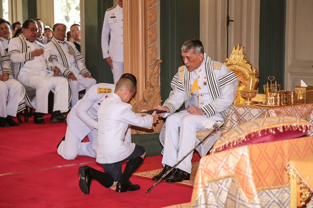 ในหลวง ร.10 เสด็จฯ พระราชทานประกาศนียบัตรแก่นักเรียนวชิราวุธวิทยาลัย