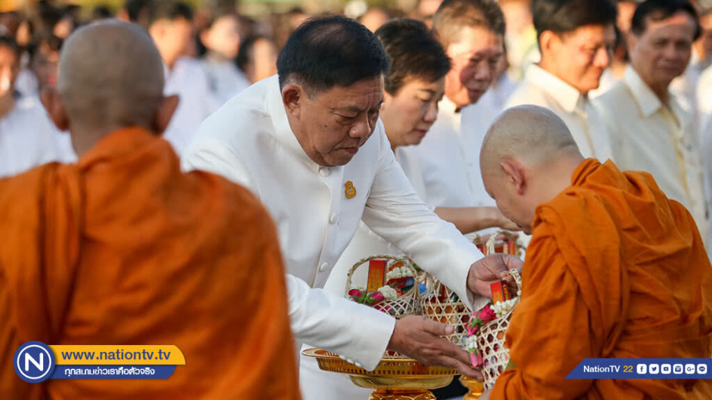 "อัศวิน" นำข้าราชการและประชาชนตักบาตรเนื่องในวันมาฆบูชา