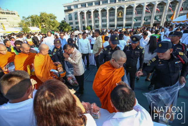 "อัศวิน" นำข้าราชการและประชาชนตักบาตรเนื่องในวันมาฆบูชา