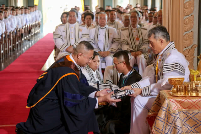 ในหลวง ร.10 เสด็จฯ พระราชทานประกาศนียบัตรแก่นักเรียนวชิราวุธวิทยาลัย