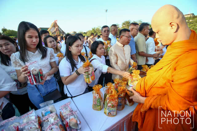 "อัศวิน" นำข้าราชการและประชาชนตักบาตรเนื่องในวันมาฆบูชา