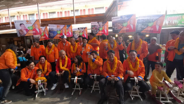 "สุวัจน์" นำ ชพน. ทำบุญ 2 วัด วันมาฆบูชา