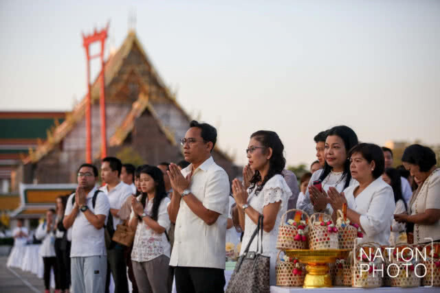 "อัศวิน" นำข้าราชการและประชาชนตักบาตรเนื่องในวันมาฆบูชา