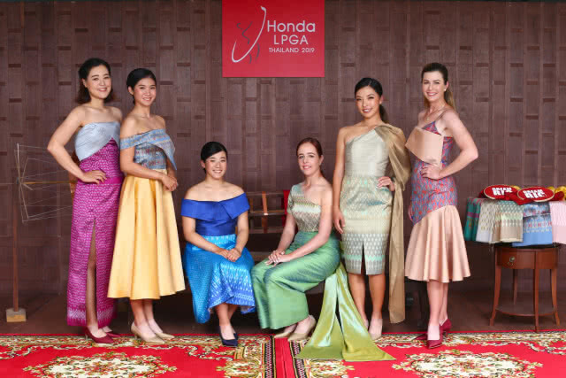ส่อง!! 6 โปรกอล์ฟสาวระดับโลก ร่วมสวมชุดผ้าไหมไทย