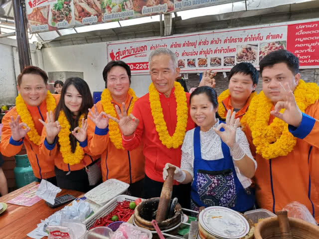 "สุวัจน์" นำ ชพน. ทำบุญ 2 วัด วันมาฆบูชา