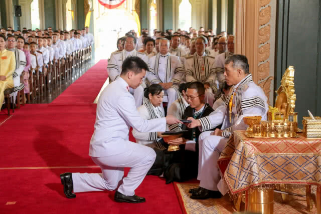 ในหลวง ร.10 เสด็จฯ พระราชทานประกาศนียบัตรแก่นักเรียนวชิราวุธวิทยาลัย