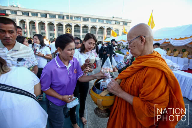 "อัศวิน" นำข้าราชการและประชาชนตักบาตรเนื่องในวันมาฆบูชา