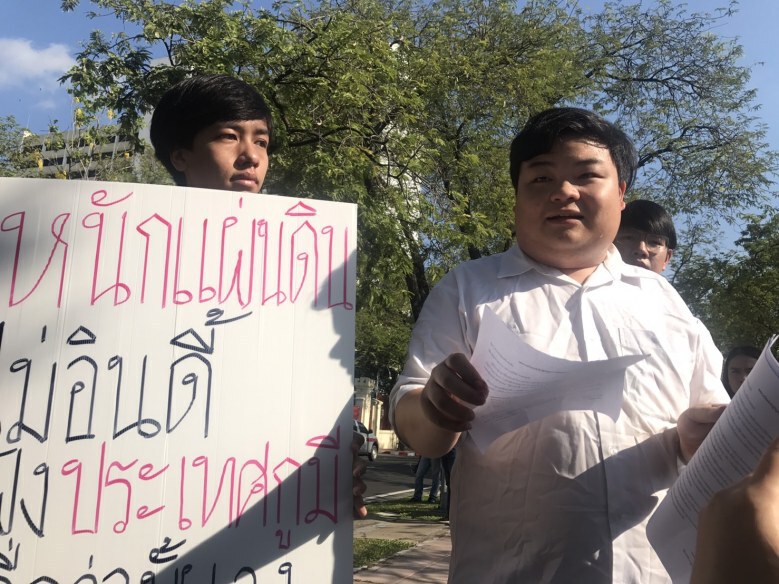 คนอยากเลือกตั้งบุกกองทัพบก ต้านเปิดเพลง หนักแผ่นดิน