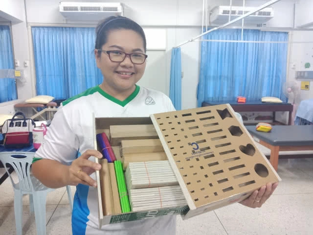 รพ.เกาะจันทร์ เจ๋ง ประดิษฐ์ "กล่องฝึกมือ" ช่วยรักษาผู้ป่วยกล้ามเนื้ออ่อนแรง