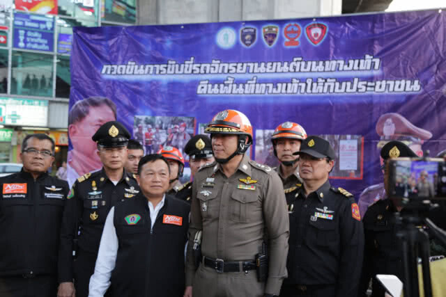 บก.จร.เข้มตรวจจยย.วิ่งทางเท้า เผยจับแล้วกว่า 1.4 หมื่นราย