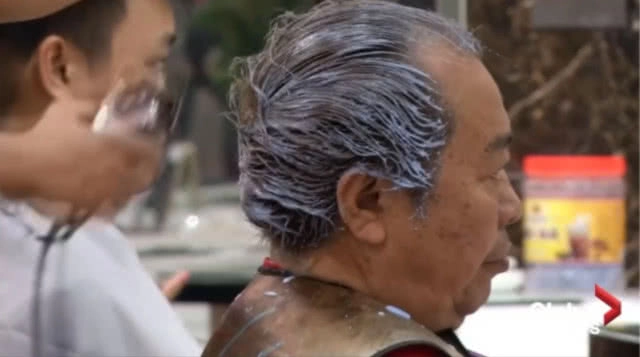 (คลิปข่าว) ชาวเวียดนามคึกคัก แห่ตัดผมทรง "ทรัมป์-คิม" ฟรี